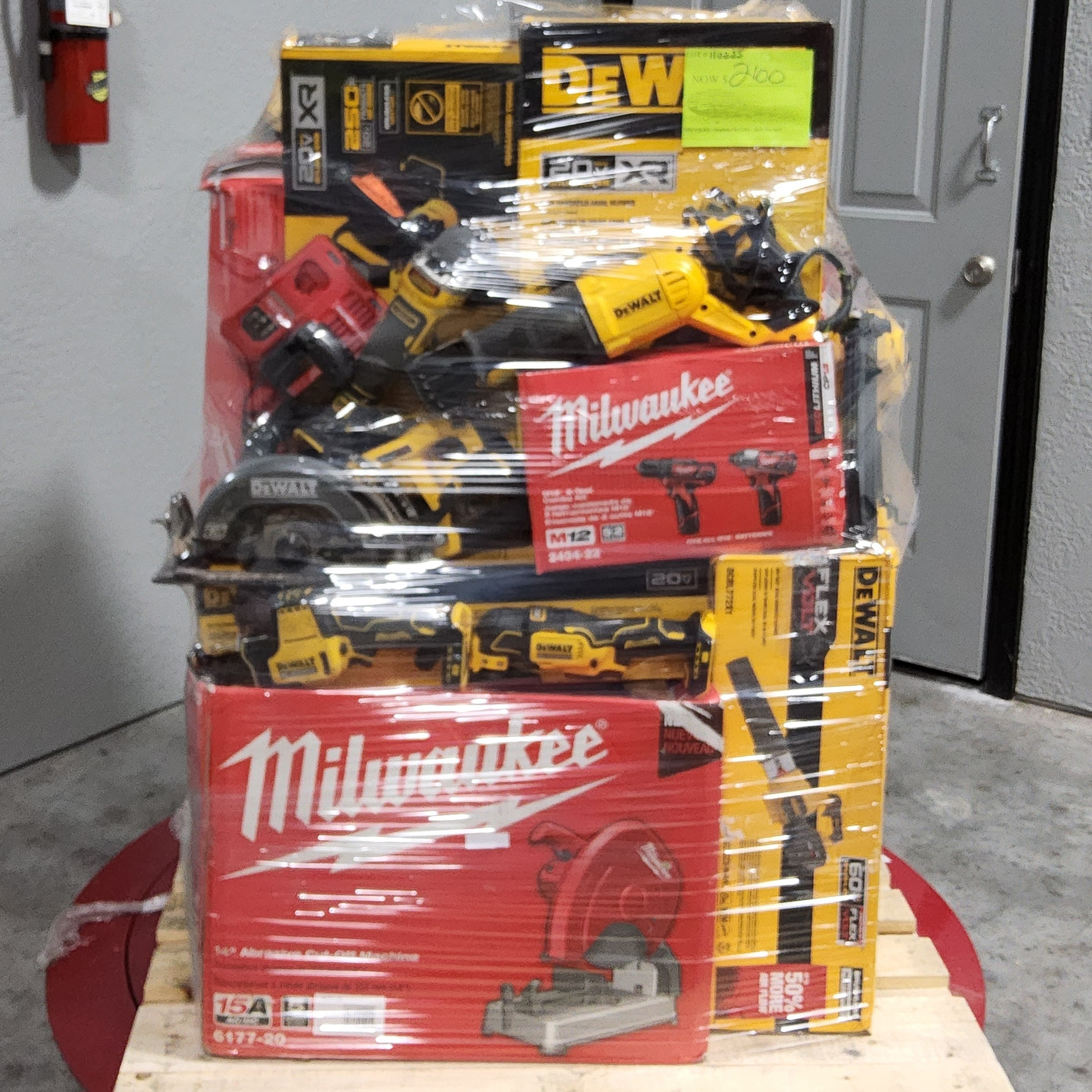 Milwaukee & DeWalt Pallet – Lot 110225